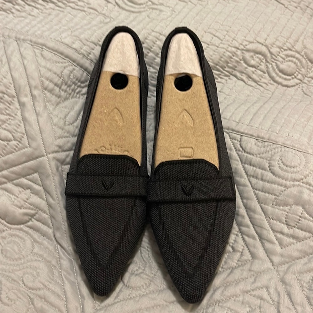 Vivaia black flats NWT EU 37